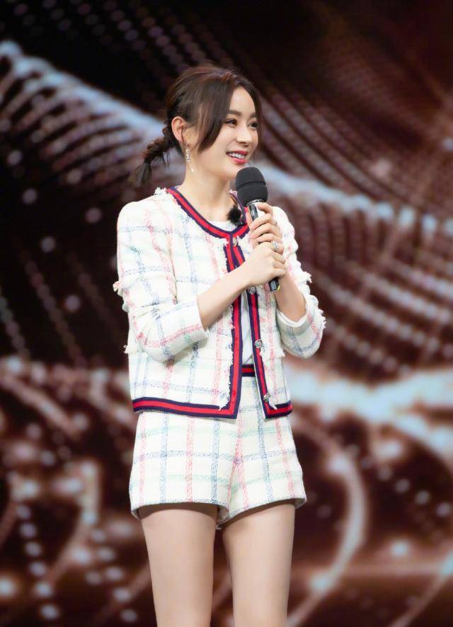 袁姗姗又换新发型,丸子头搭休闲装化身甜美少女,32岁美成了18岁_一身