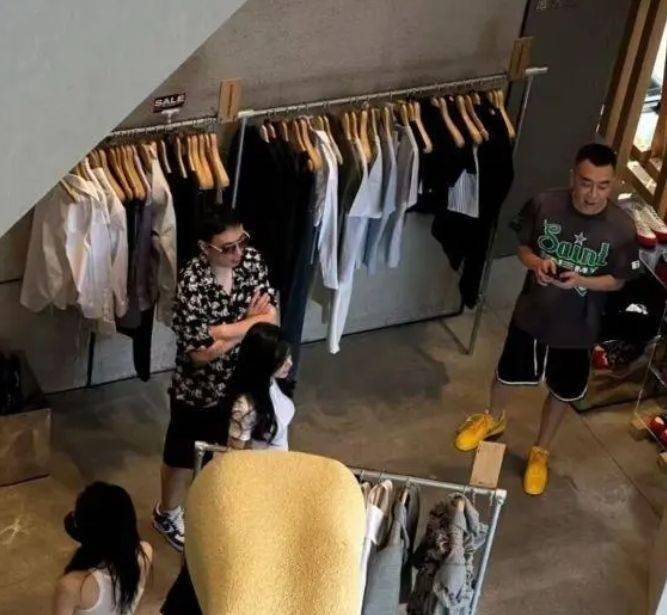 王思聪独自现身太古里,一身行头超10万,穿搭太土被指像地摊货_网友