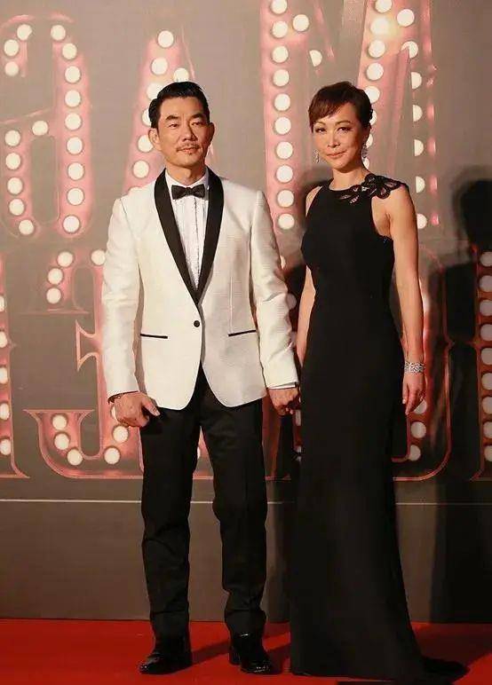 任贤齐娇妻鲜少露面,五官看着好皱巴,身材却不输很多女星!