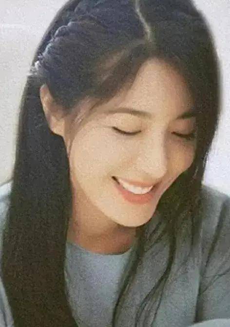 后来,章子怡受邀参加,并且一举获奖,但曾黎依然不疾不徐.