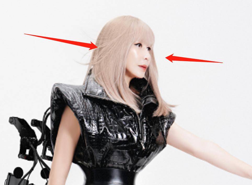 58岁刘嘉玲扮嫩秀事业线,留长指甲衣服全是洞,被指脸僵像假人_造型