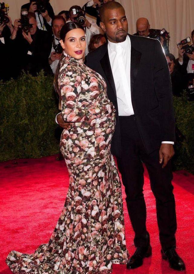 卡戴珊姐妹同穿泳衣比性感!