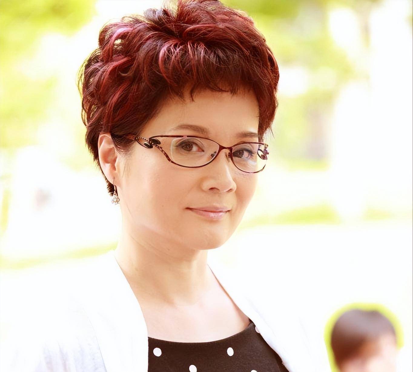 上海演员吴冕:与丈夫双向奔赴恩爱42年,63岁再翻红,今幸福美满_婆婆