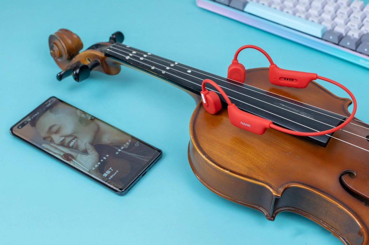 油耳朵适合戴什么类型耳机,对耳朵伤害最小的耳机类型分享