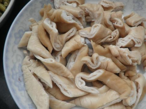 猪大肠别买回来就焯水，只需多加这一步，保证炒出来不腥臭更入味(图1)