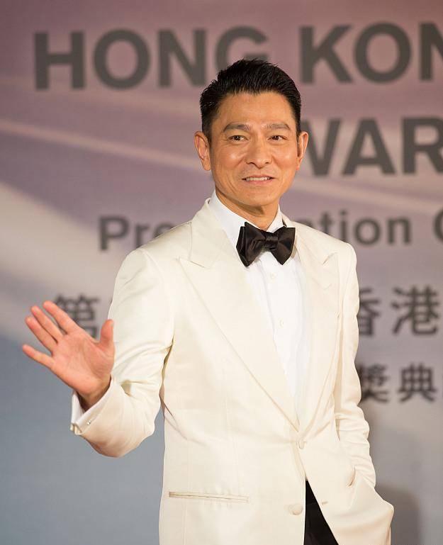 1993年,刘德华因严重口误下跪道歉,放到现在估计已被说退圈?