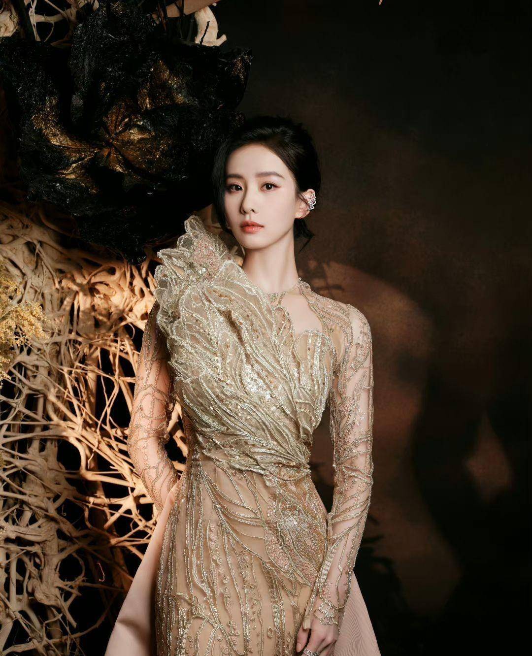 刘诗诗当天身着elie saab品牌2023春夏高级时装.