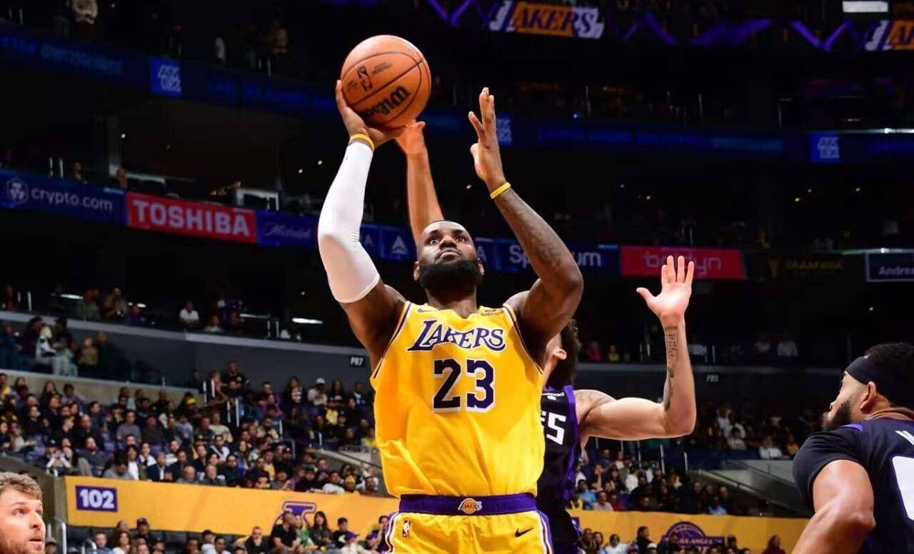 末节比赛,麦基开局暴扣得手,随后詹姆斯带队吹响反击号角,浓眉打成2 1