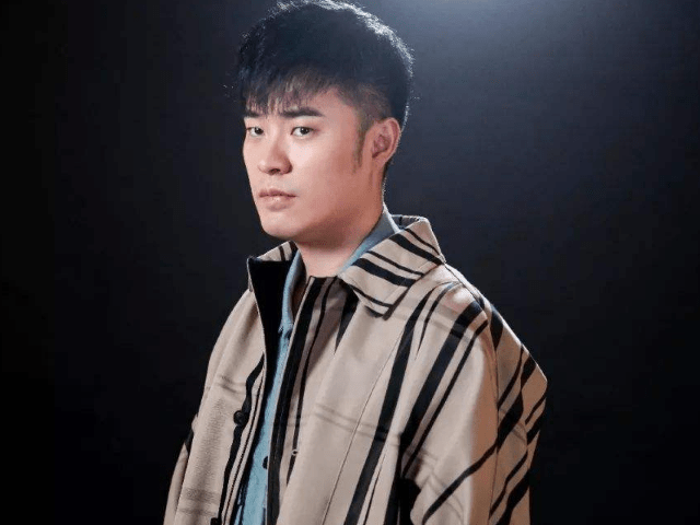 母亲是地方著名演员胡小玲,而他的表叔就是著名的大导演陈凯歌,所以