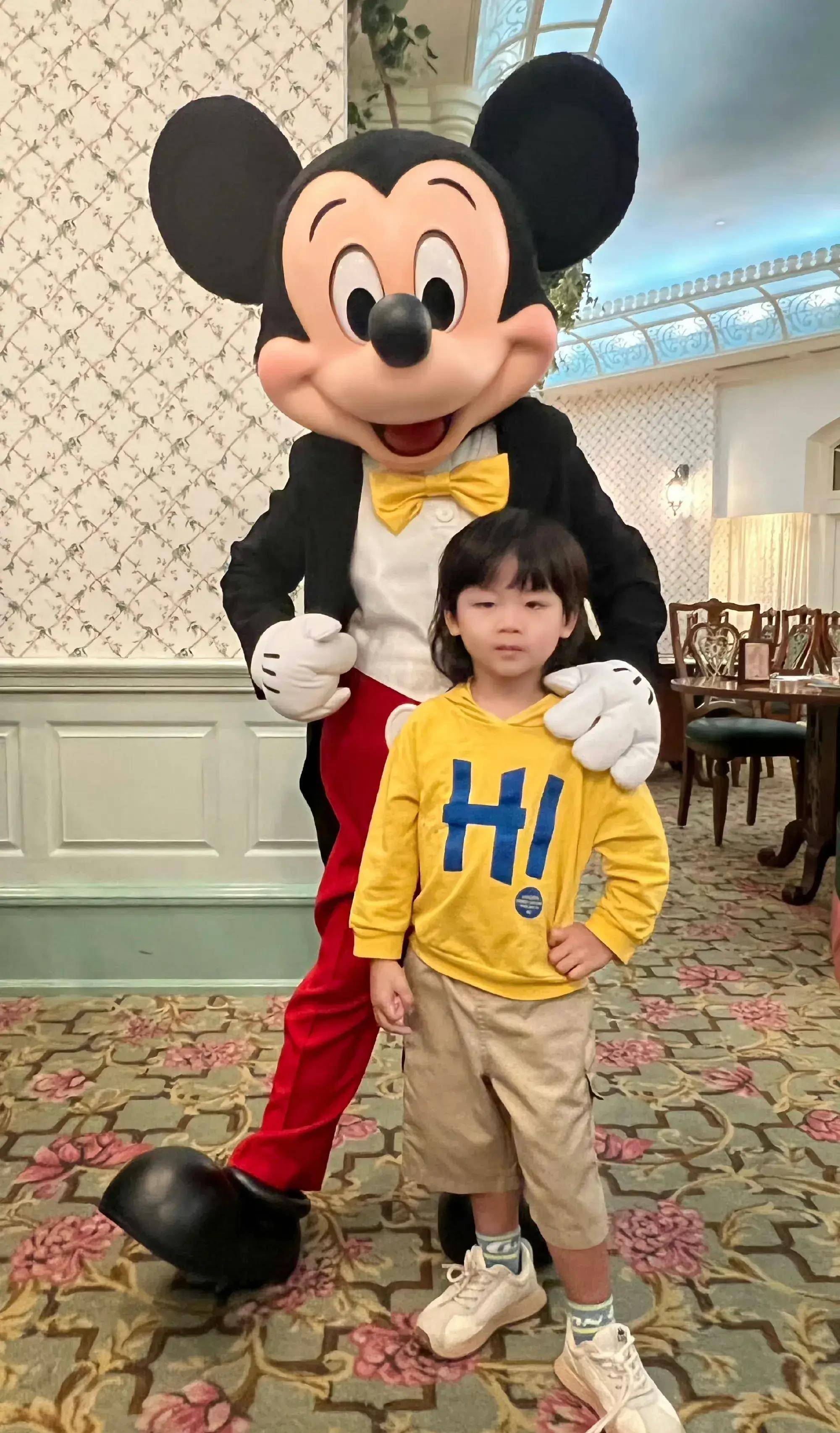 不得不说张晋和蔡少芬对于儿子留什么发型接受度还是很高的并没有