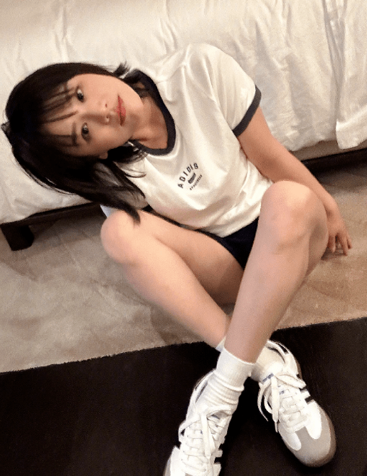 35岁马思纯上海坐地铁被偶遇,真人好瘦眼睛灵动有神,美成焦点_张哲轩