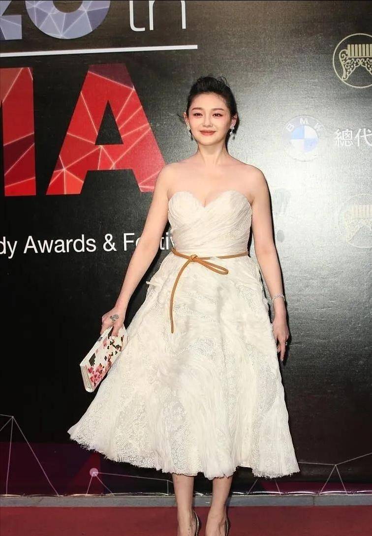 高跟鞋拉高了小s的身高,让她更有气场.