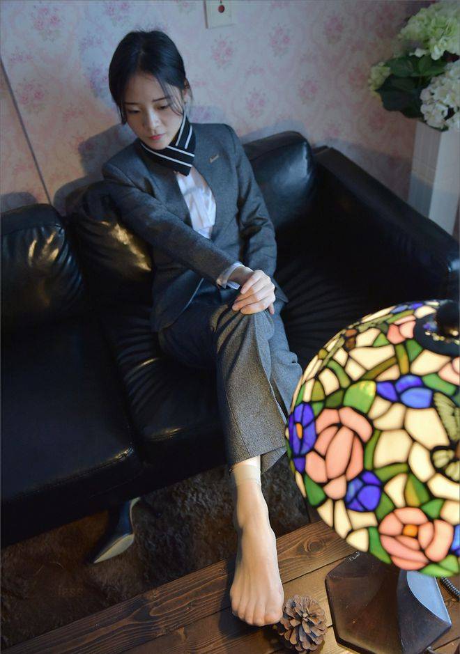 美女职业装穿搭,灰色西装搭配短丝袜高跟鞋,简洁优雅女人味十足_颜色