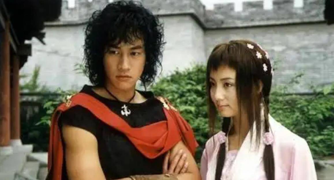何润东夜店遇真爱,与售货员老婆恩爱14年无子女,婴儿车里放宠物_时候