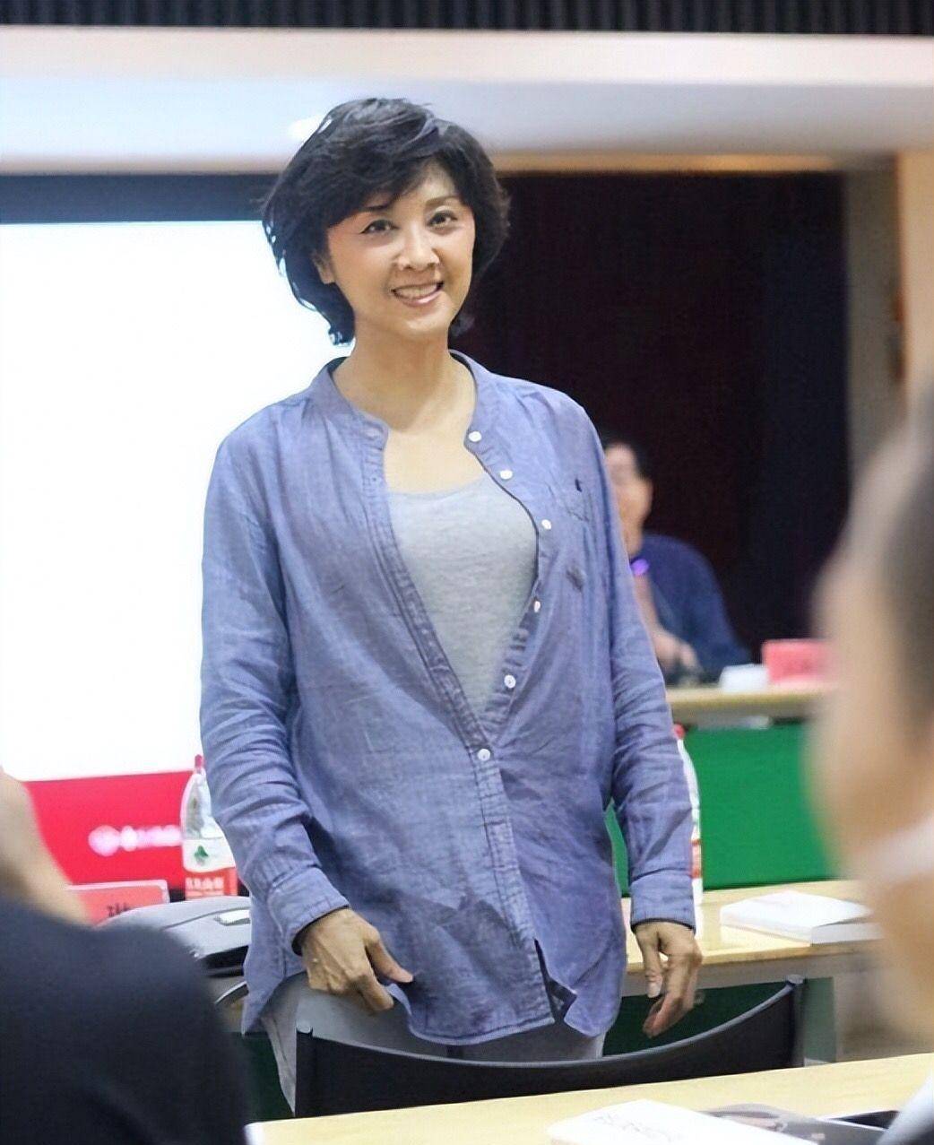 71岁朱琳告诉我们:老了穿衣素雅,妆容得体,不扮嫩气质也高级_衣服_化