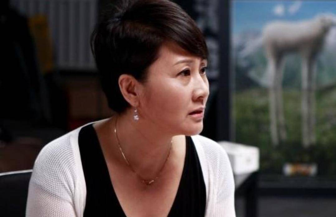 58岁张凯丽罕露面,嫁富豪老公美成少女,与保安亲切合影接地气_表演