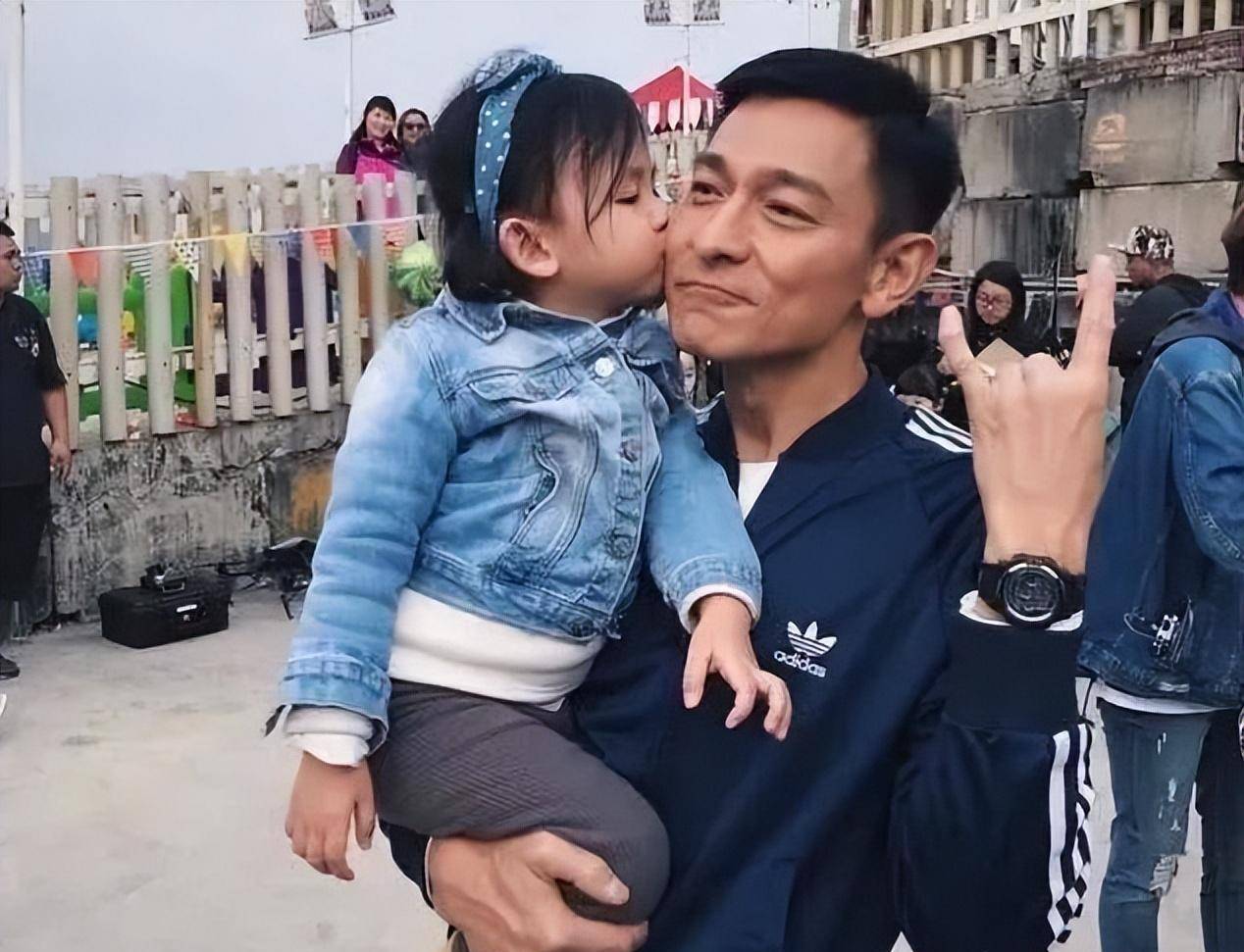 刘德华女儿近况曝光,11岁举办画展,艺术天赋胜过天王?