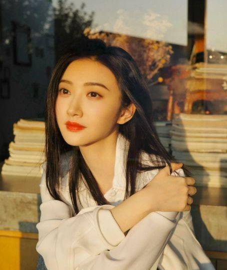 景甜度假被偶遇,搂着小鲜肉贴身合影疑恋情曝光,拍照姿势引争议_生活