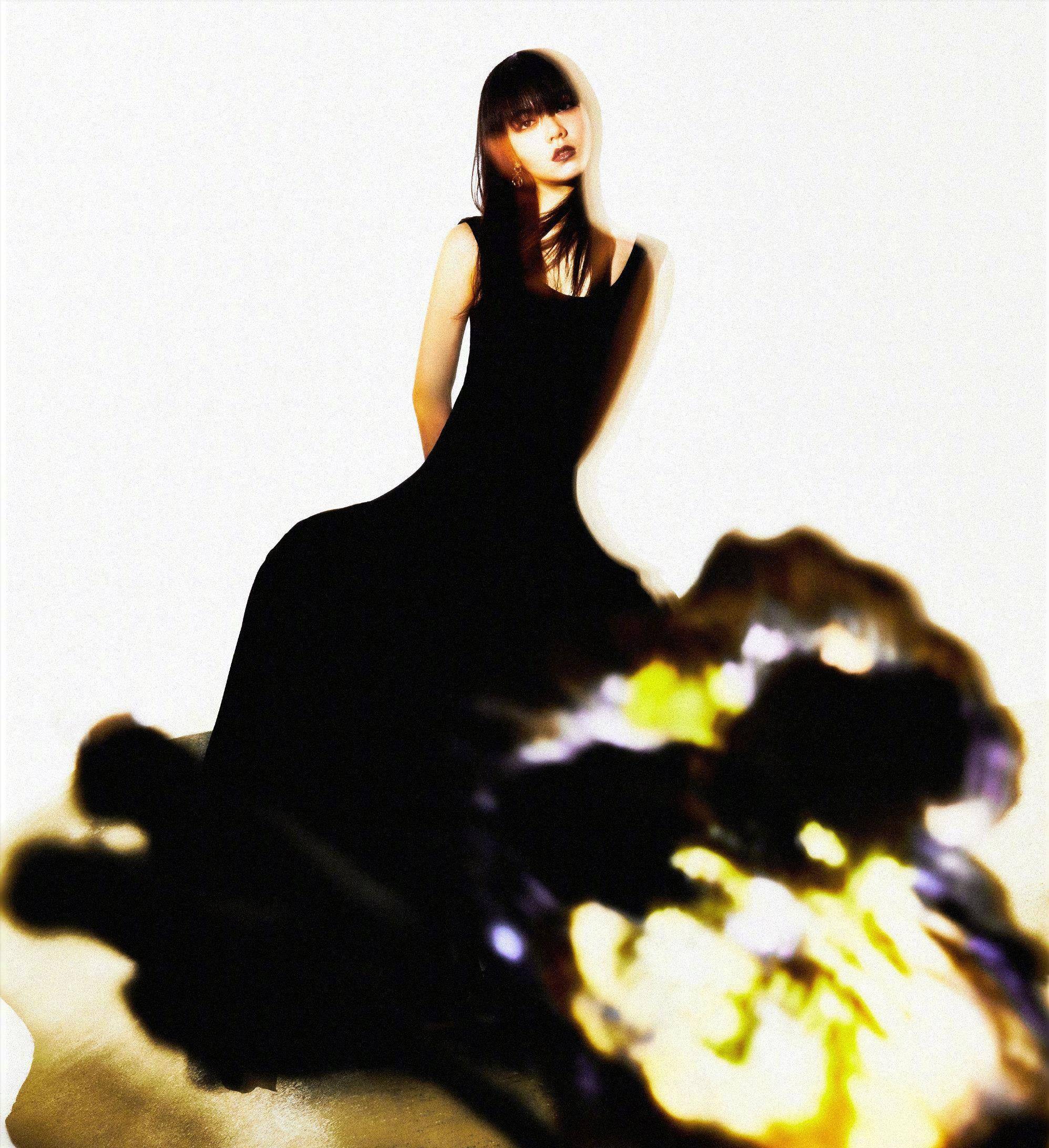 赵今麦身穿流苏无袖黑色连衣裙,神情神秘.