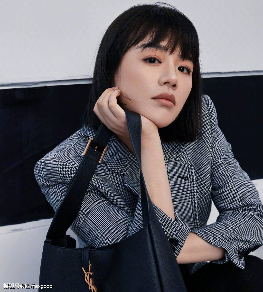 马思纯乘坐地铁引热议,笑容灿烂没架子,和普通人一样挤座位_明星动态