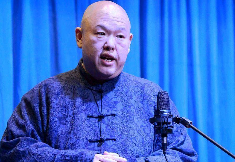 王玥波评书的风格别具匠心,如同江水奔腾,气势恢宏,令人叹为观止.