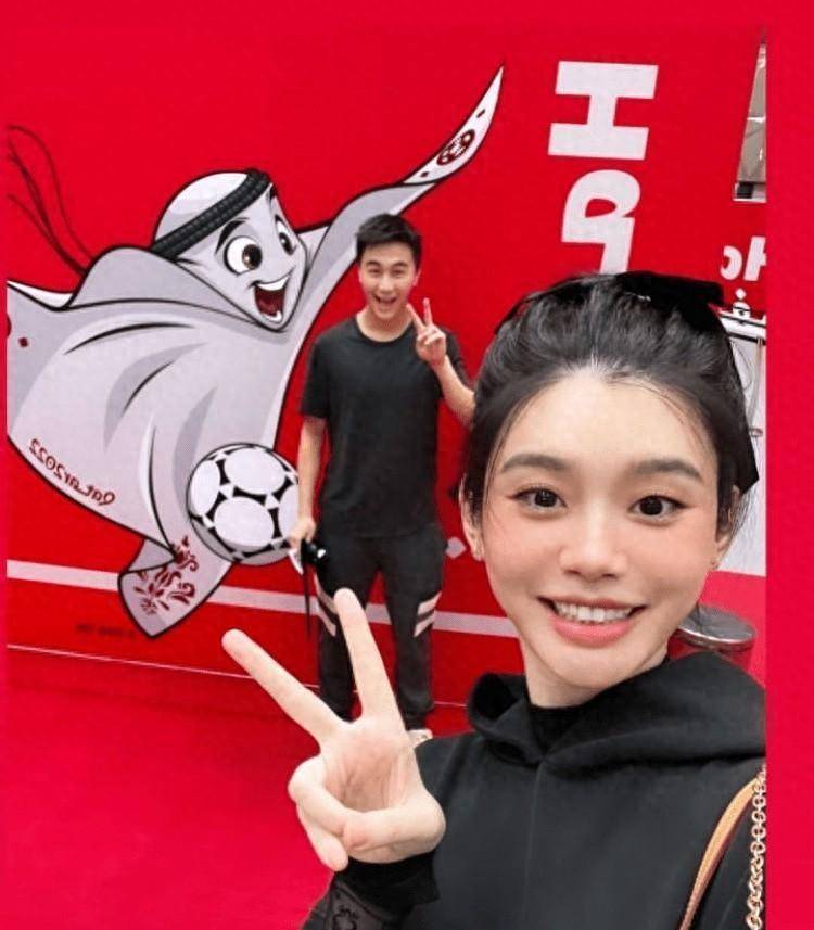 何猷君夫妇现身世界杯,何超欣穿抹胸大胆秀身材,奚梦瑶长腿出镜_照片