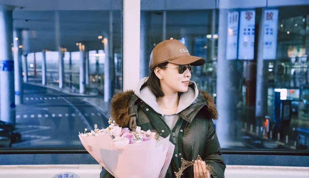 女演员佘诗曼新剧《新闻女王》即将开播,走机场被粉丝叫女王大人_皇冠
