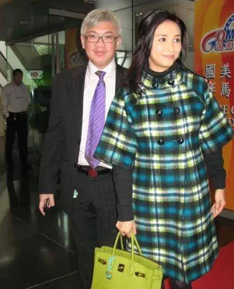 56岁美魔女"三料港姐"吴婉芳参加舞会,冻龄完胜儿媳霍咏盈