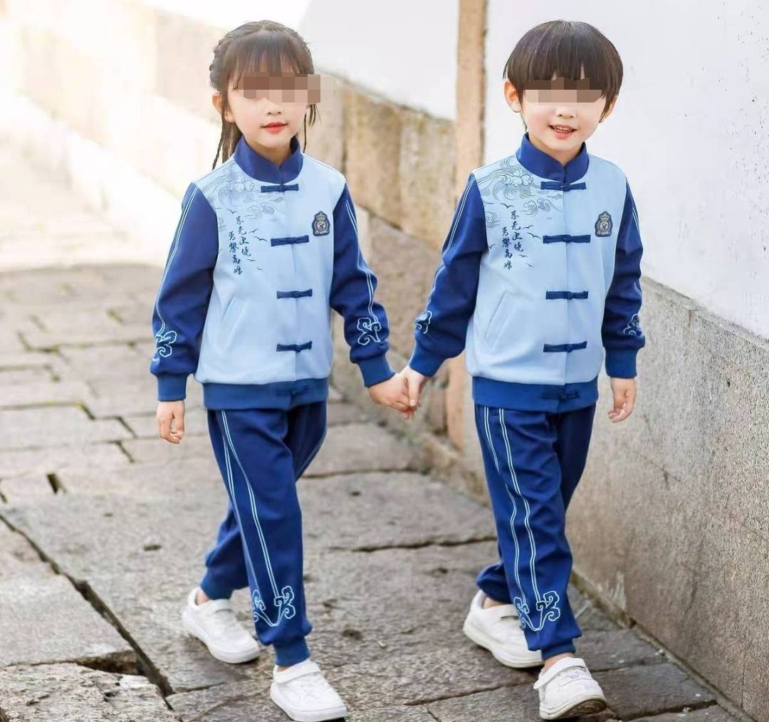 山东一学校冬季校服像"寿衣"热议:审美差异引发讨论_争议_设计_网友