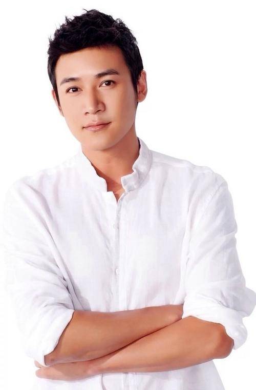 他在剧中饰演性格内敛沉稳,年轻有为的建筑师方启宏;4月3日,作为明星