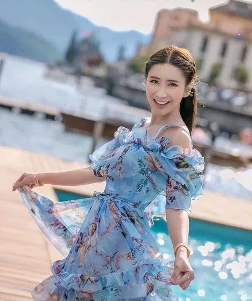 17岁当空姐,20岁嫁亿万富豪,靠炫富成名,今43岁和女儿似姐妹花