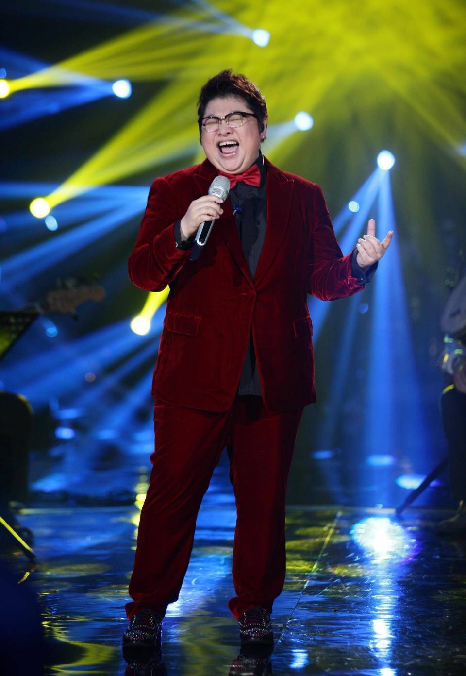 年幼的韩红看着舞台,心中充满了对歌唱的热爱和向往.