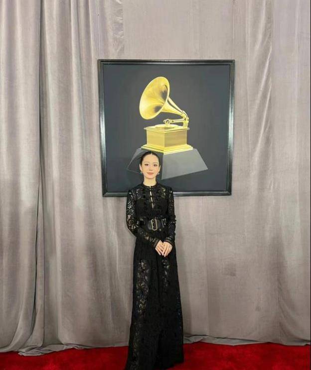 吉娜最新日常生活照曝光,网友提问:郎朗,你老公不再穿紧身衣了?