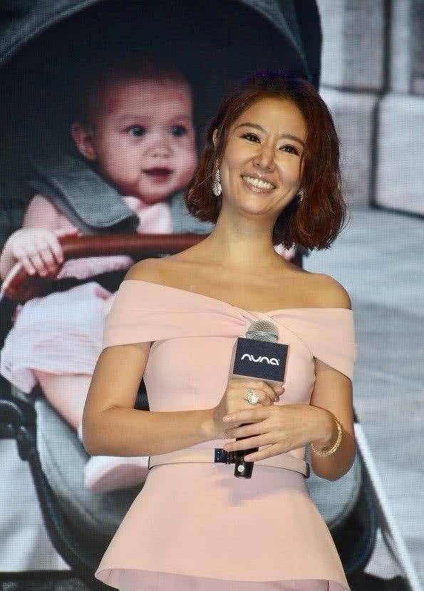 着装雷区:显老,暴露年龄林心如生完孩子后,难免出现脱发的情况.