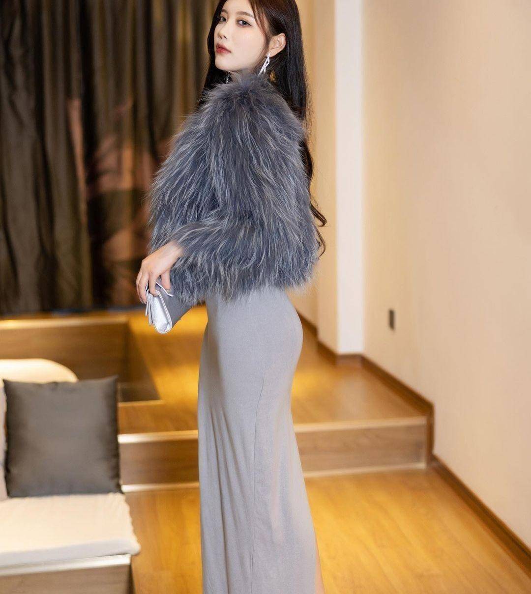 杨晨晨穿搭曝光:灰色紧身裙 露肩带,时尚感惊艳!_配饰_魅力_时装