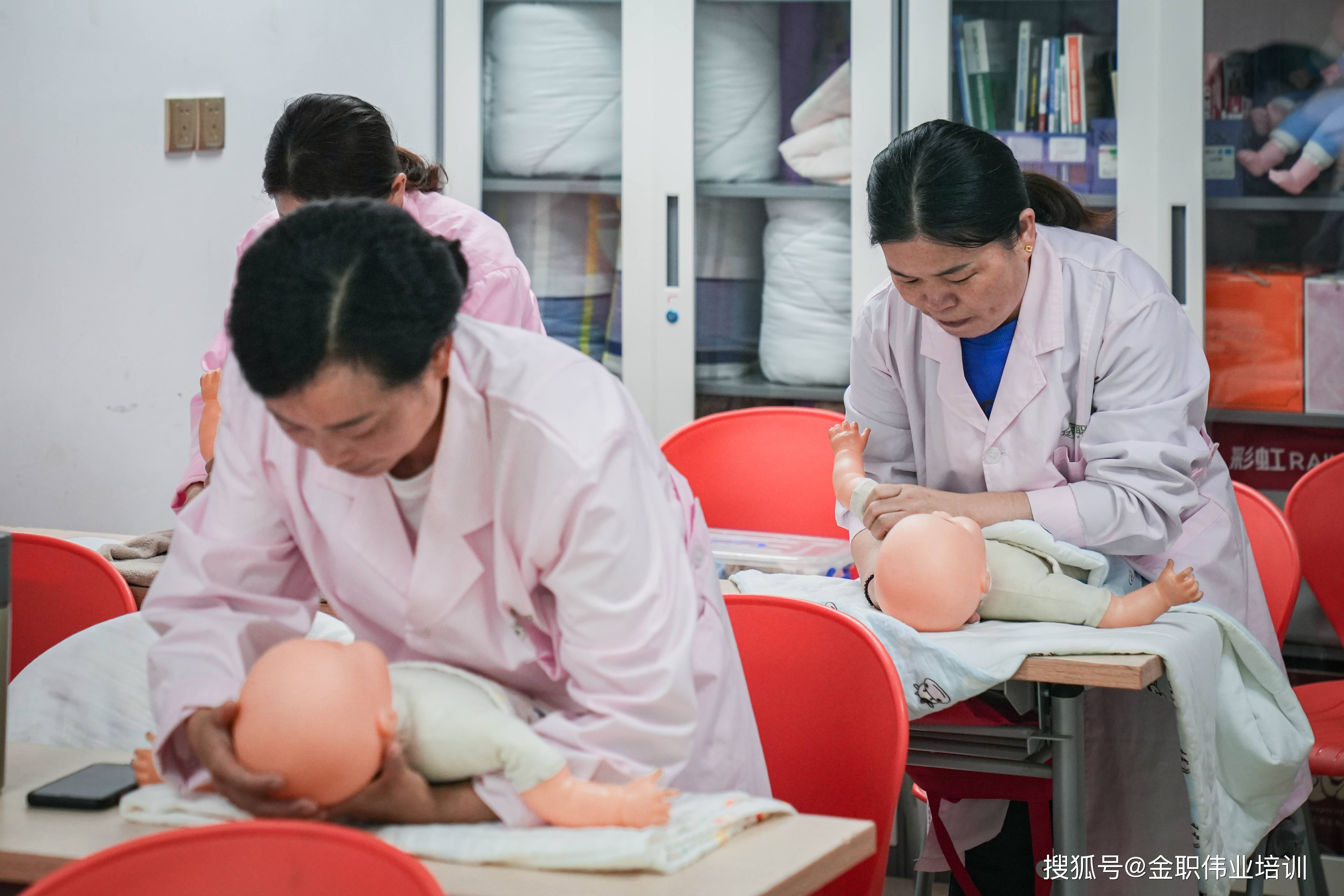 月嫂证和育婴员证有什么区别