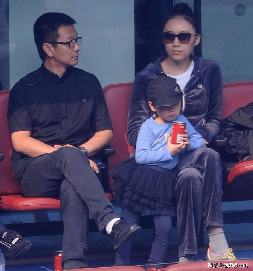 61岁吴若甫现状:仍热爱话剧,女儿才上初中,小22岁妻子风韵犹存_表演