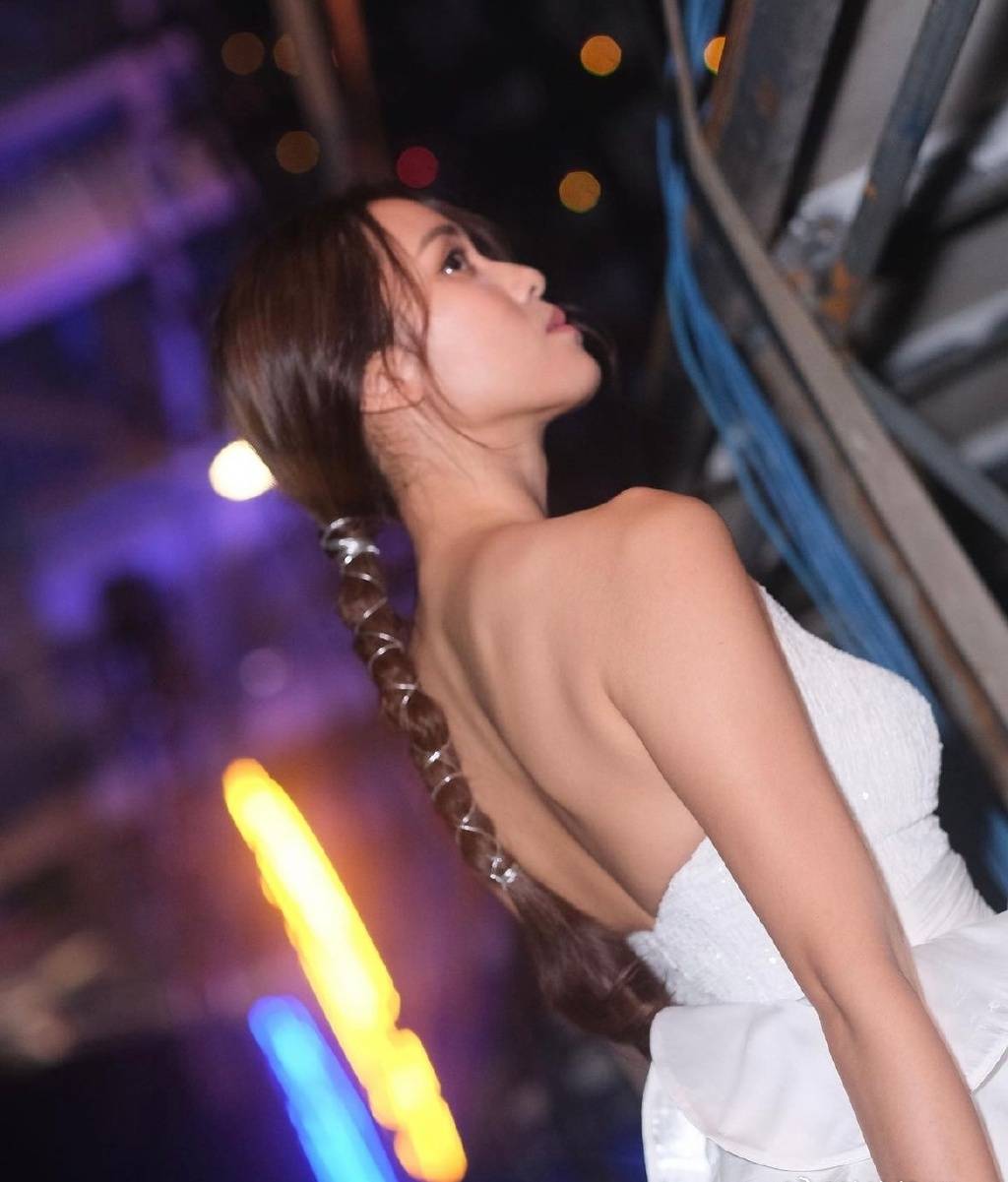 tvb女星刘颖镟分享低胸短裙露背装写真,网民评价却出现大相径庭