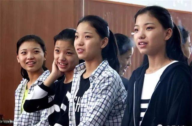 胞胎"冰清玉洁",上同所大学还住一间宿舍,回头率极高_杨萍_舞蹈_申洁