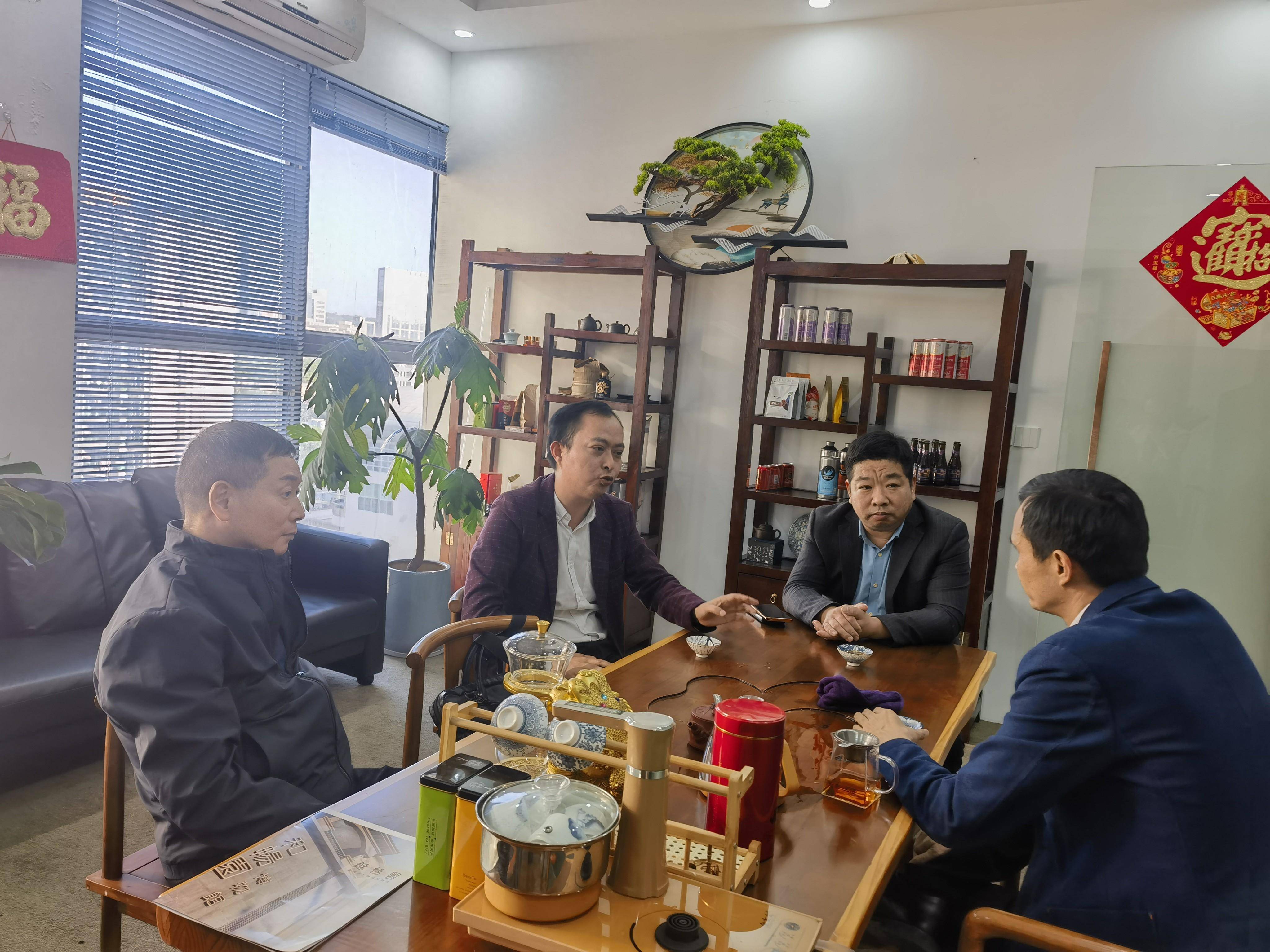 白伟和张万里首先参观了深爱融媒体中心的办公环境,深入了解了中心的