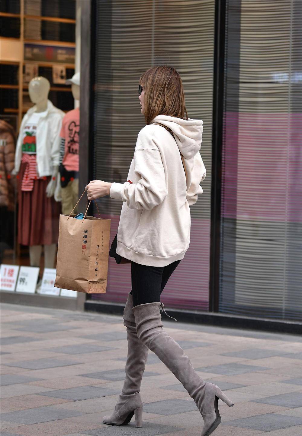 10厘米灰色粗跟过膝靴,搭配黑色紧身裤和米白色运动衫,很休闲_美女