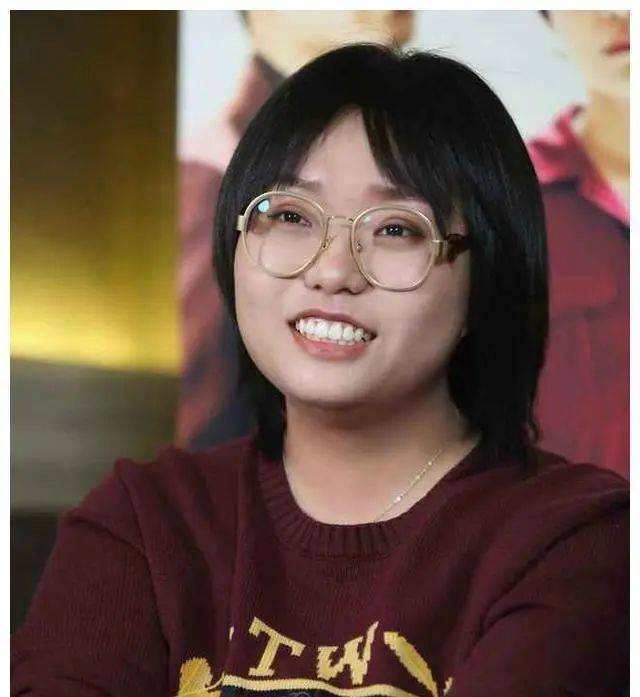 李雪琴在清华门口向吴亦凡打招呼,并开始和其他明星进行互动.