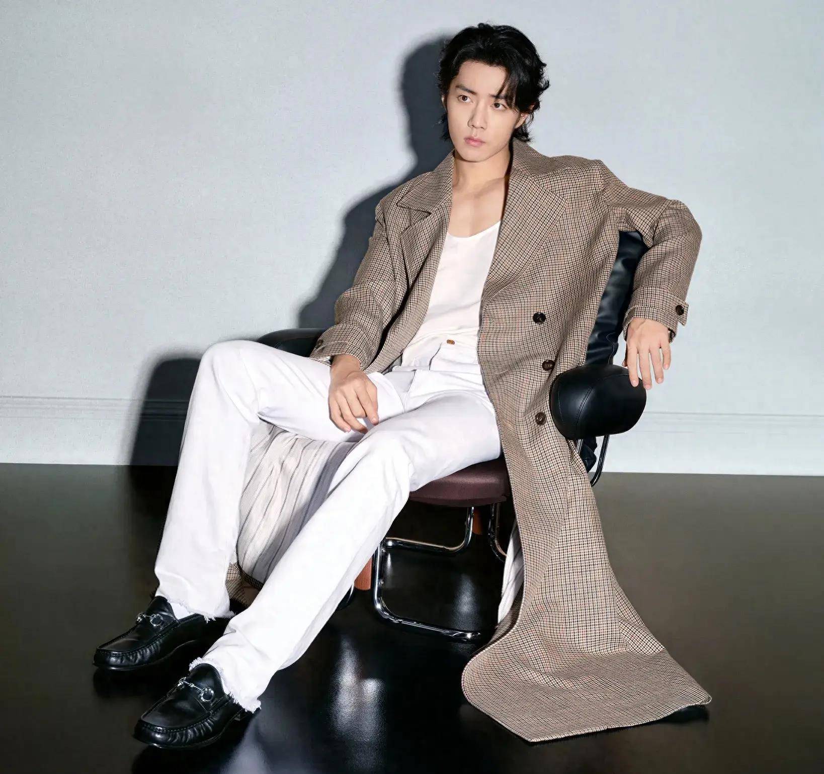 肖战与gucci握手第三年,文艺片幕后照片还是"超现实迷幻"?