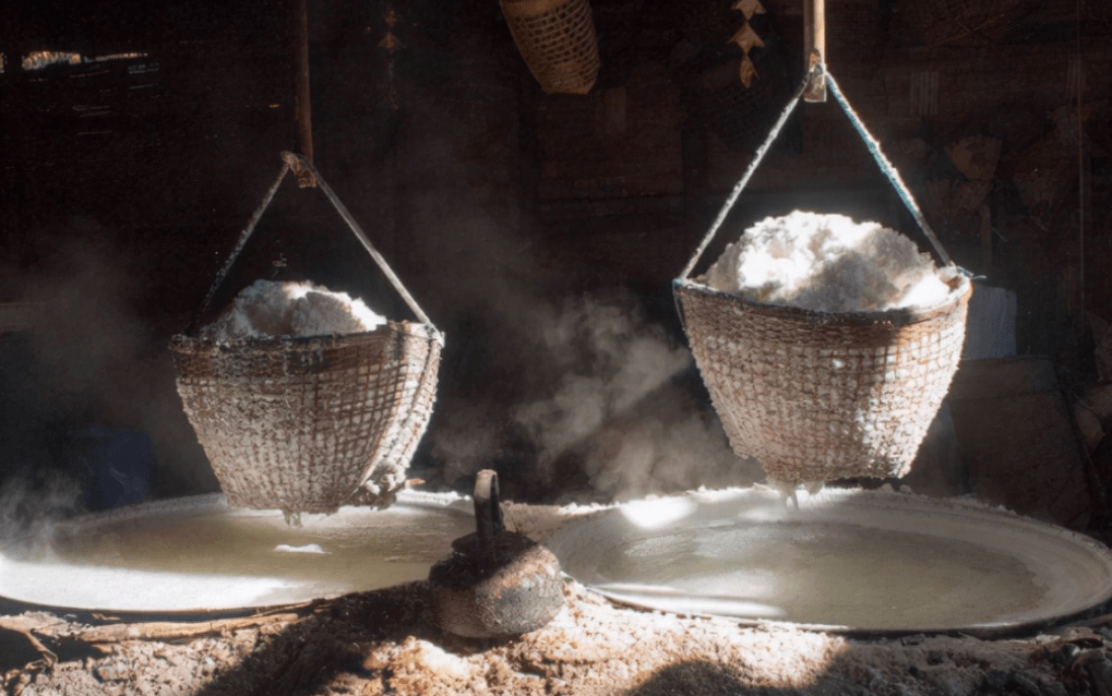 到了农闲时节,村民们只能将之前筛掉的烂谷子,麦壳,米糠拿出来充饥.