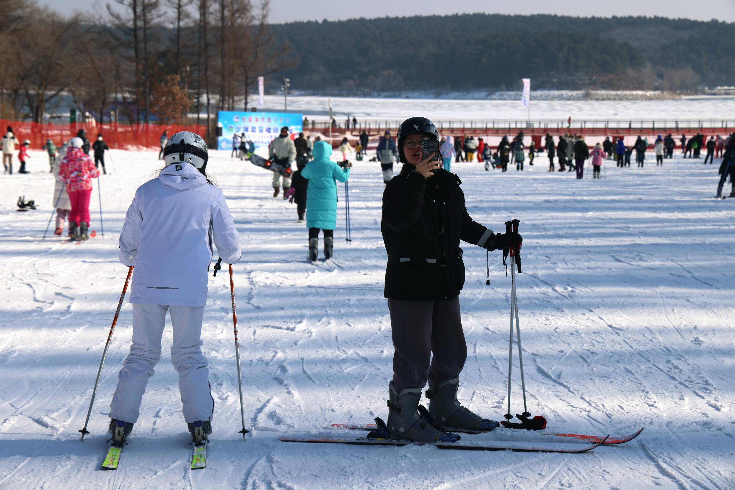 67吉林:净月潭滑雪场热"雪"开滑!_长春_冰雪_游客