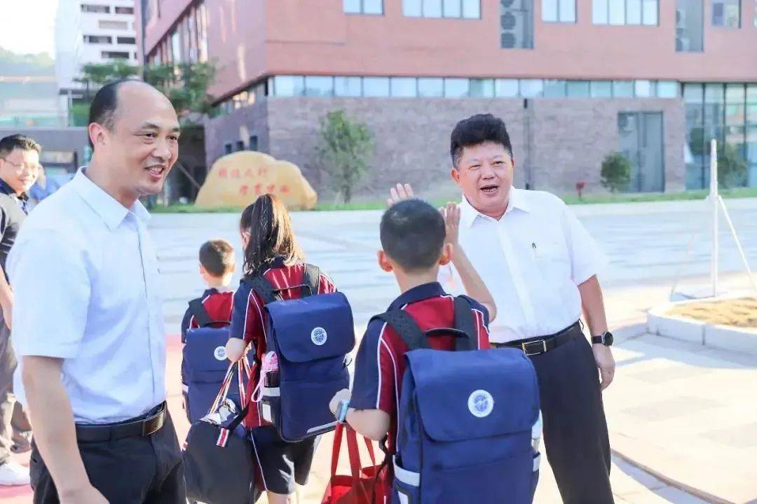 【热点】世界客商大会,邹锡昌会长接受专访,为梅州经济发展建言献策