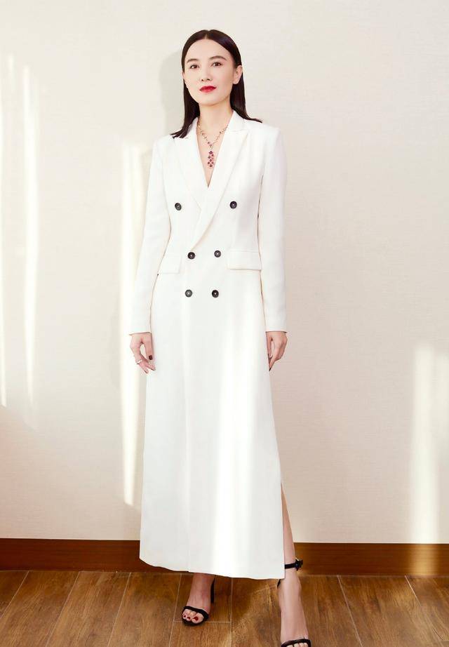 宋佳身穿一袭中国风红裙现身,优雅迷人,38岁气质看着像18岁_身材_衣服