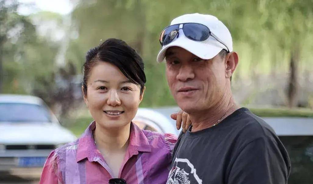 和三婚女子旅游惬意养老,手腕大金表引热议_杜淳_郑卫莉_网友