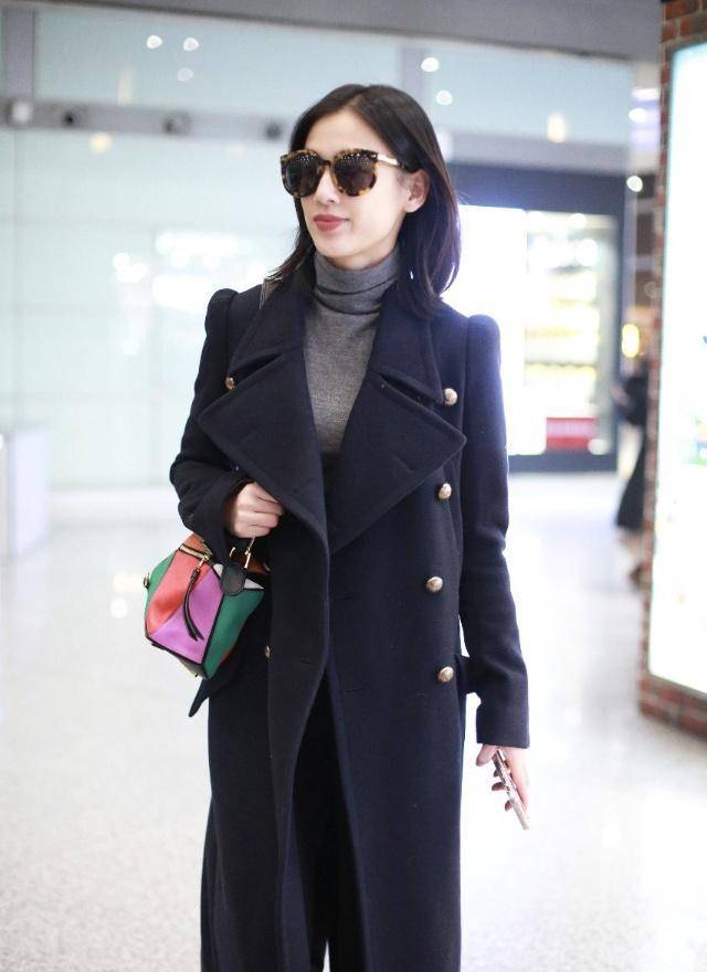黄圣依8万8包包搭配蓝色大衣走机场,气场开挂,终于不再穿大妈装_衣品