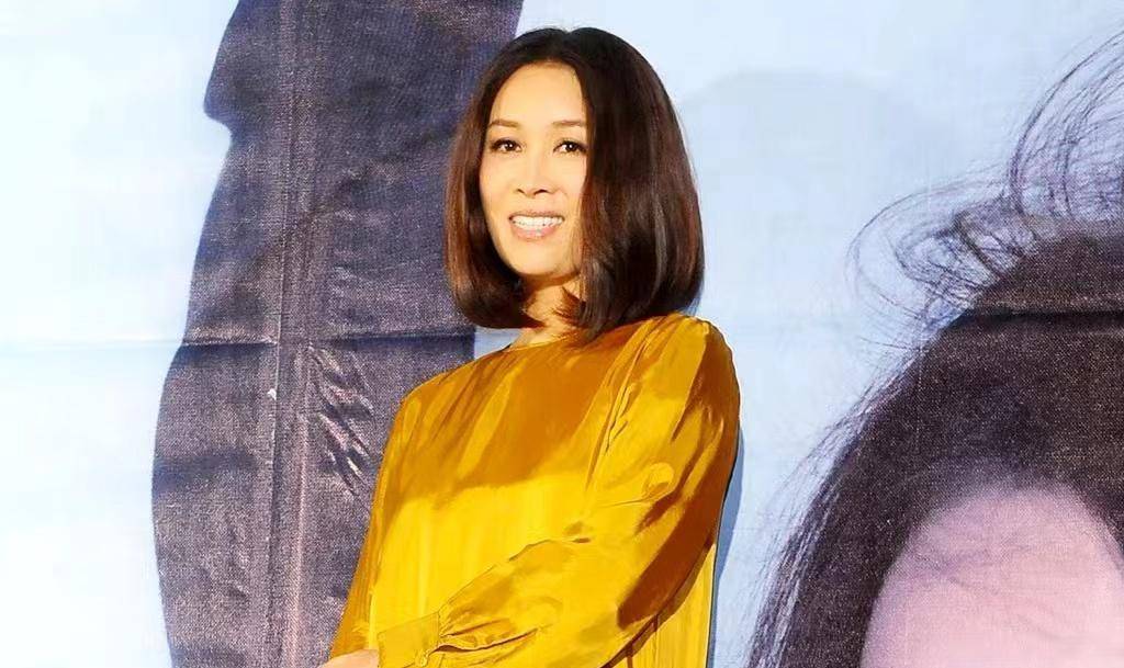 有一种尴尬叫女明星穿露背装,把那英和杨紫放一起看,差距出来了